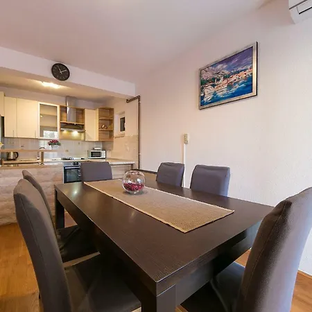 Marina Sea View & Jacuzzi Apartman